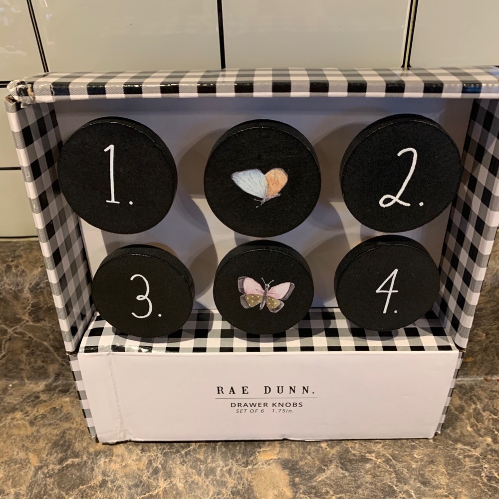 Rae Dunn set of 6 drawer knobs.